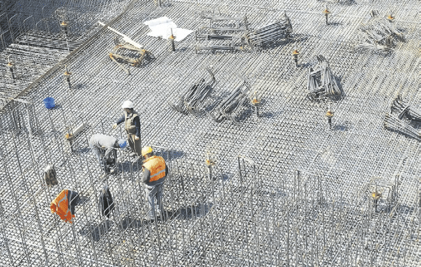 Obreros, durante el forjado de una infraestructura.