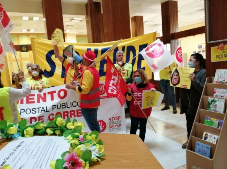 CCOO y UGT se encierran en la sede de Correos de Tenerife por el "desguace" de la empresa
