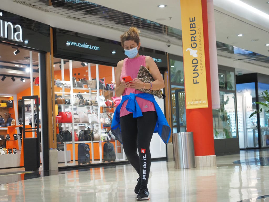 La OMS aboga por la mascarilla en interiores: "Los caos de COVID se triplicarán en Europa"