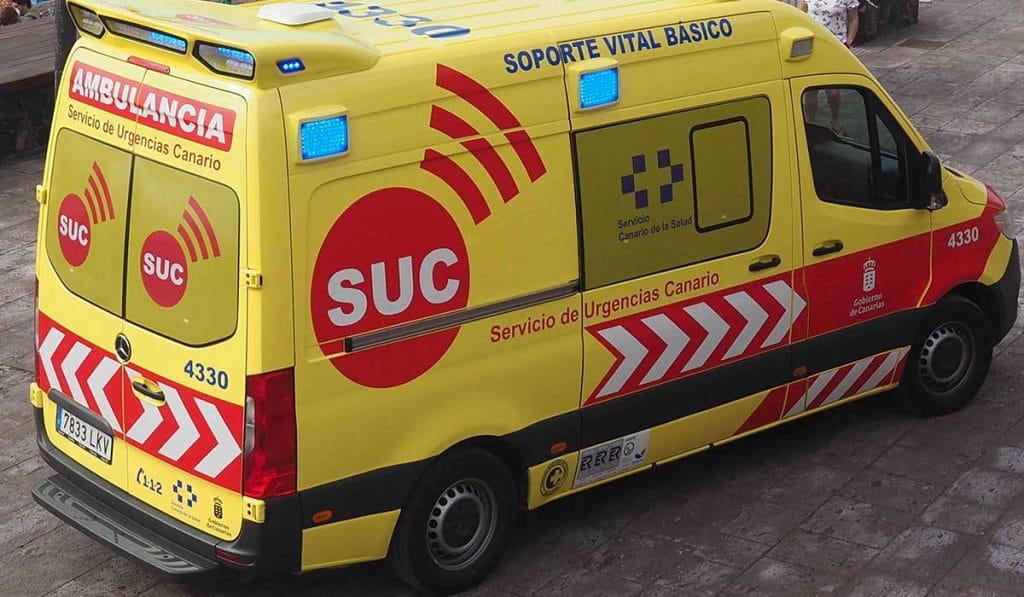 accidente entre un coche y una guagua en Santa Cruz