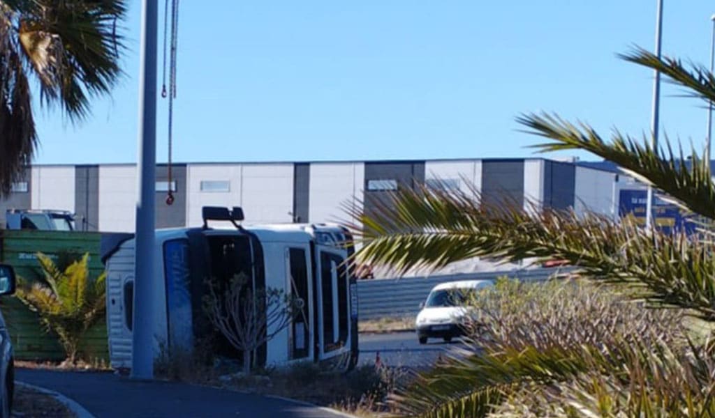 Vuelca un camión portacontenedores en Tenerife