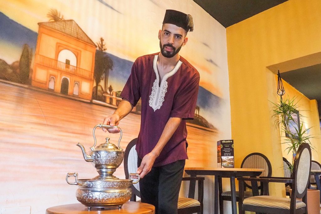 Restaurante Alhambra, el ejemplo de que los sueños también viajan en patera. | Sergio Méndez