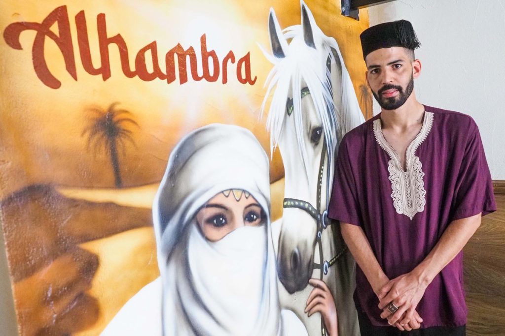 Restaurante Alhambra, el ejemplo de que los sueños también viajan en patera. | Sergio Méndez
