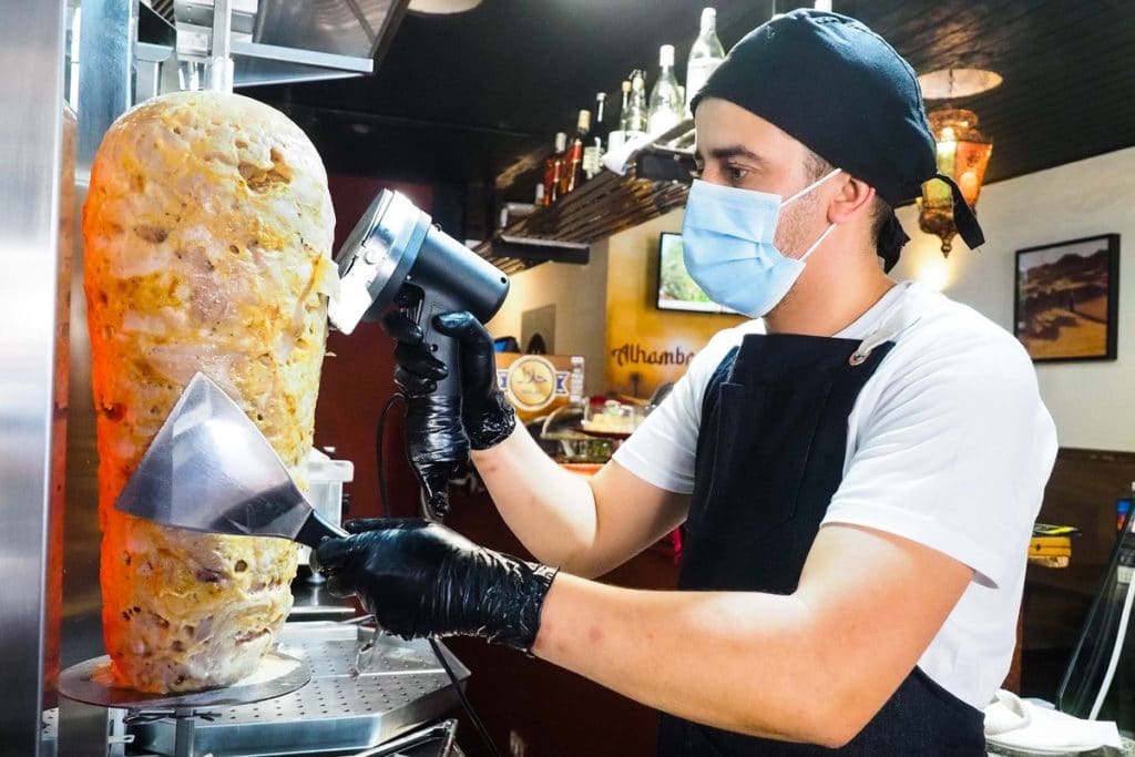Restaurante Alhambra, el ejemplo de que los sueños también viajan en patera. | Sergio Méndez