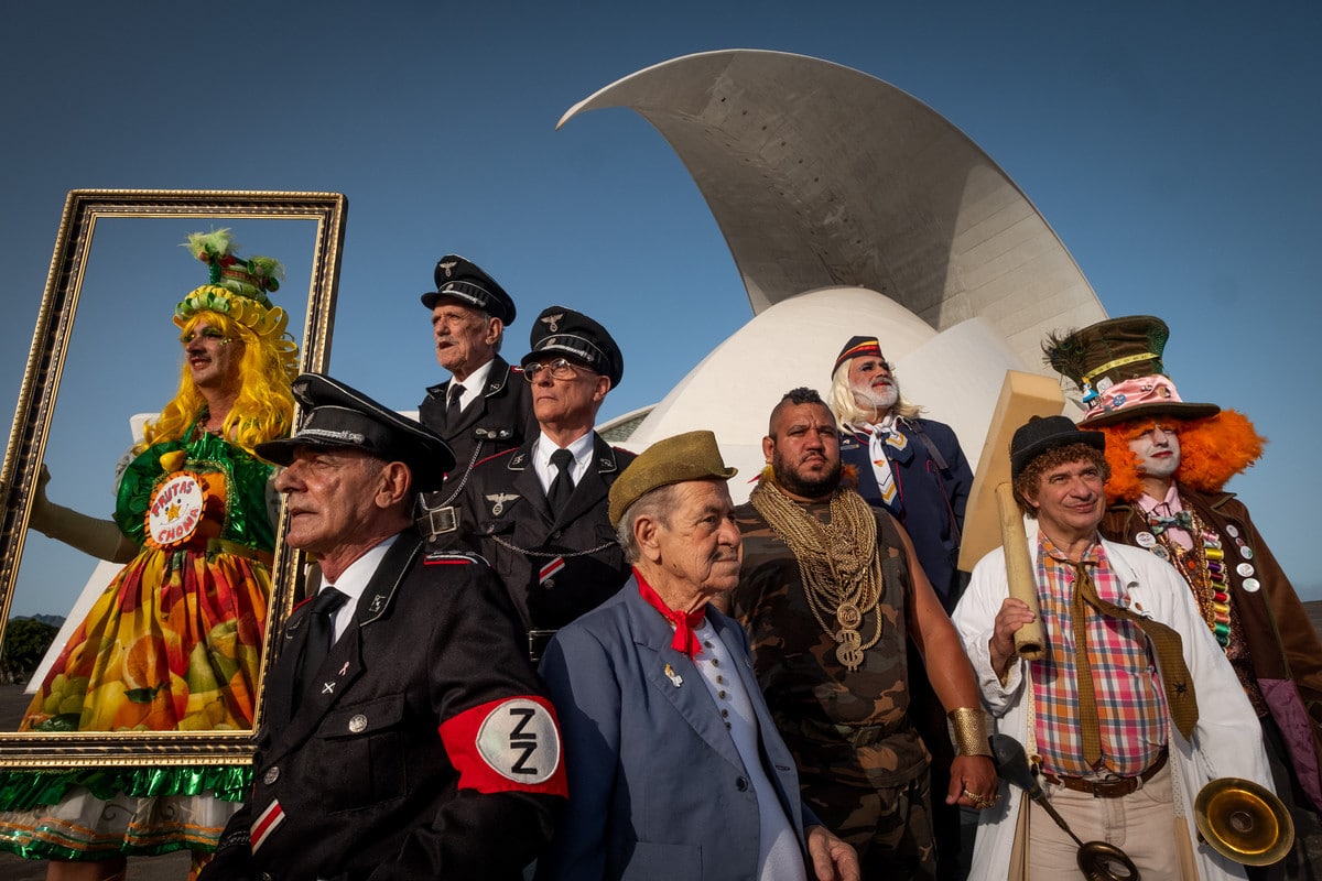 Varios de los personajes del Carnaval con el Auditorio de Tenerife al fondo.