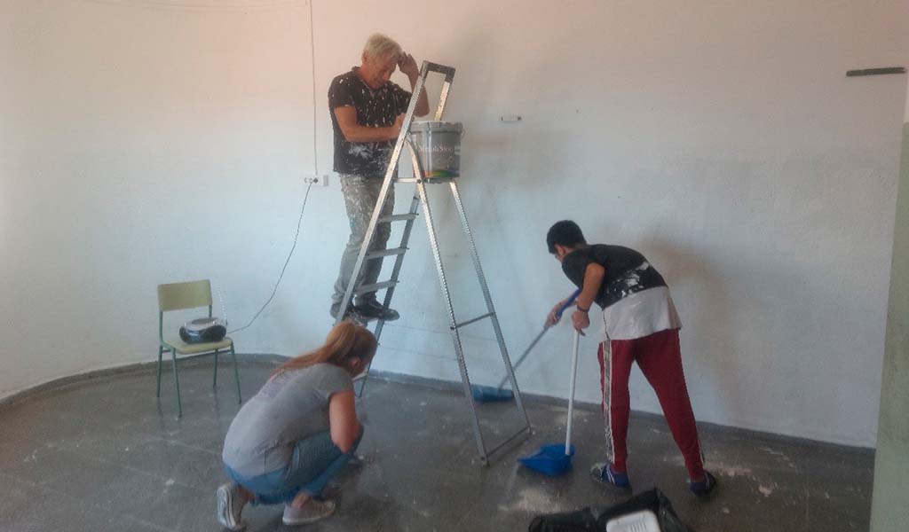 voluntarios arreglando un aula del CEIP Gesta 25 de Julio, asociación giro