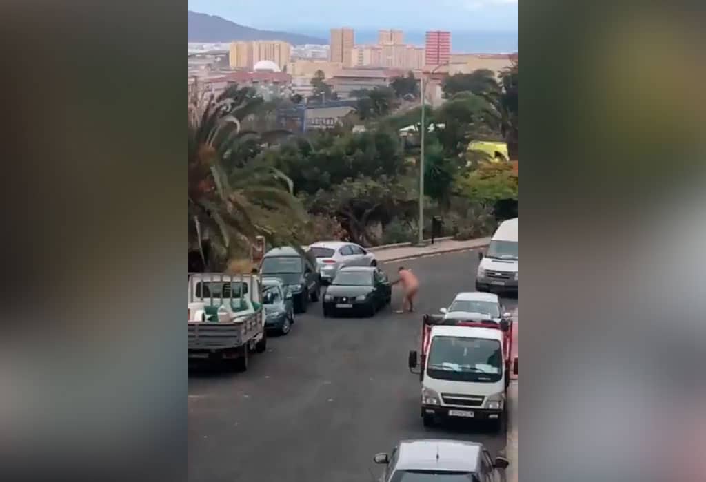 Susto en Las Palmas por un hombre desnudo que arremetió contra 14 coches en una calle