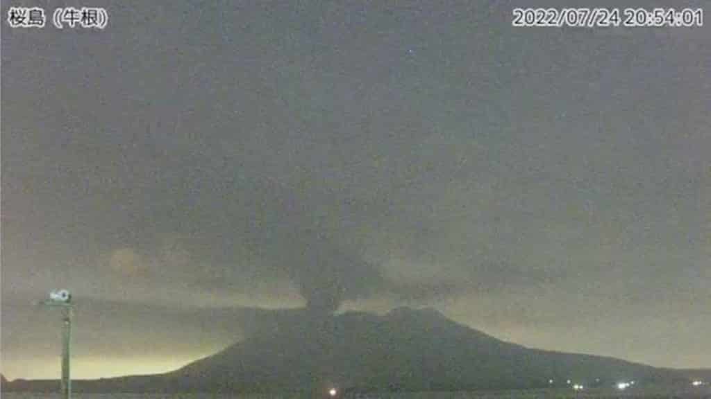Japón declara la alerta máxima por la erupción del volcán Sakurajima
