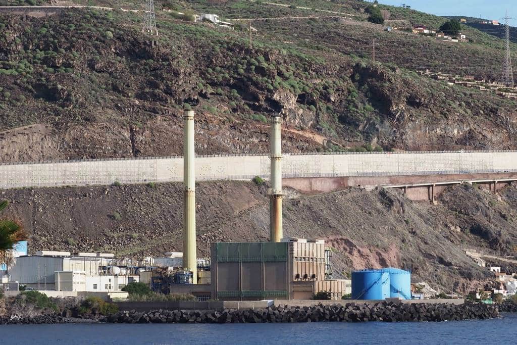 Demolerán una de las 2 chimeneas de la central térmica de Caletillas
