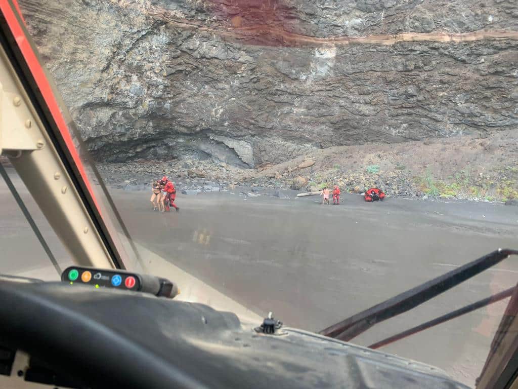 Rescatan a tres menores y un joven de 18 años en la playa de Ocadila (La Laguna)