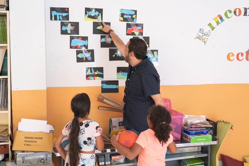 Rubens Ascanio, ayer, durante su visita al campamento del CEIP San Luis Gonzaga.