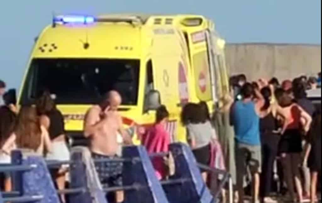 Un menor, grave tras tirarse al mar en el Puertito de Güímar