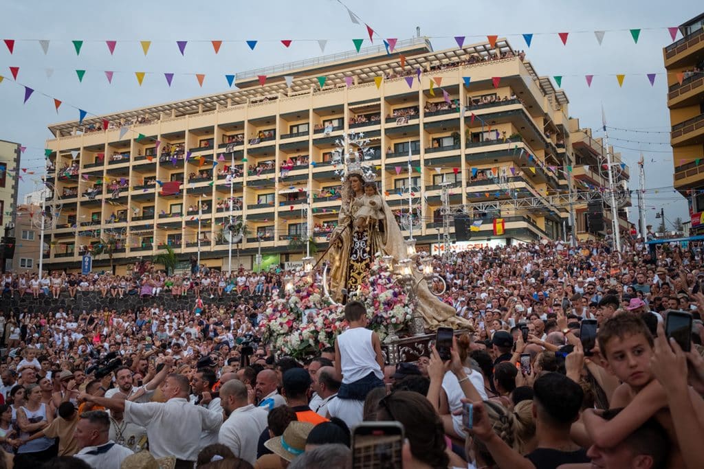 Multitudinario embarque de la Virgen del Carmen en el Puerto de la Cruz después de tres años