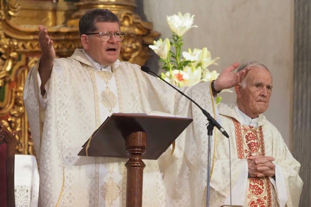 La imagen de la Virgen del Carmen se embarcó en el remolcador VB Canarias y fue acompañada por unas 70 embarcaciones. Sergio Méndez