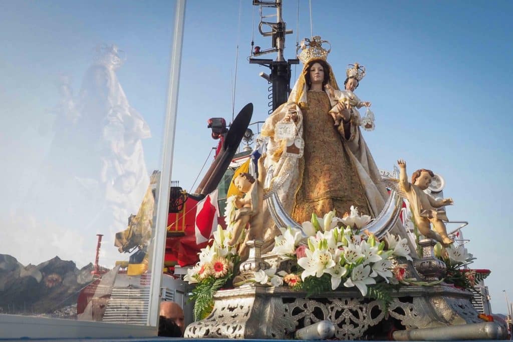 La imagen de la Virgen del Carmen se embarcó en el remolcador VB Canarias y fue acompañada por unas 70 embarcaciones. Sergio Méndez