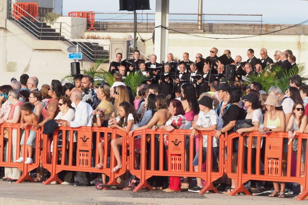 La imagen de la Virgen del Carmen se embarcó en el remolcador VB Canarias y fue acompañada por unas 70 embarcaciones. Sergio Méndez