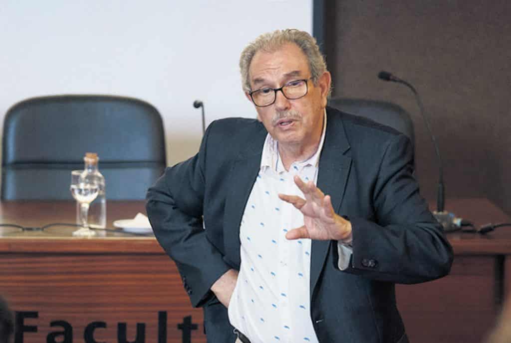 Vicente Larraga: "La epidemia sigue muy activa y va a tardar años en atenuarse"