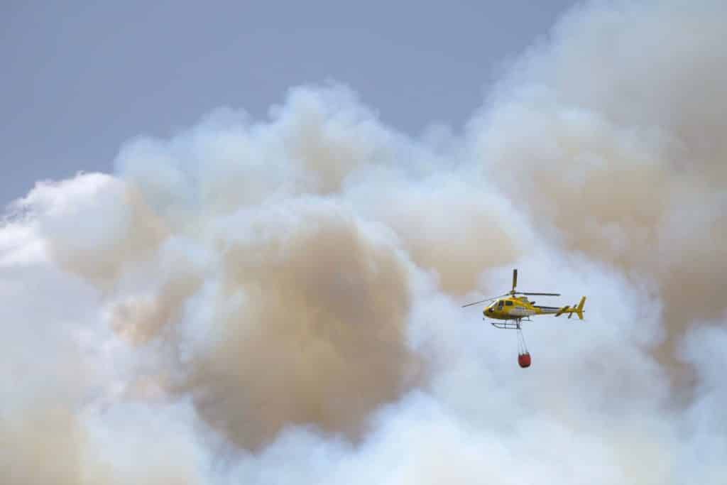 el fuego quema más de 100 hectáreas y tiene un perímetro de cinco kilómetros
