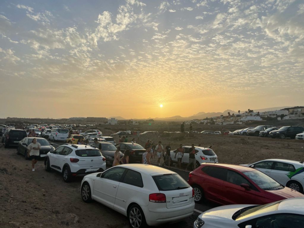 Atascos en los accesos a la playa de La Tejita, en El Médano. Foto cedida por Lucía Mora (lucimd95)