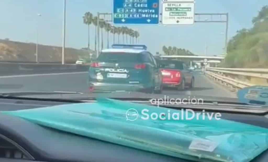 Hace eses en la carretera hasta que acaba chocando