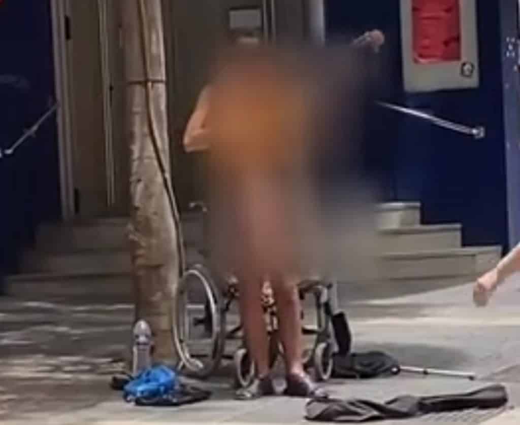 Toca la guitarra desnudo en plena calle Castillo