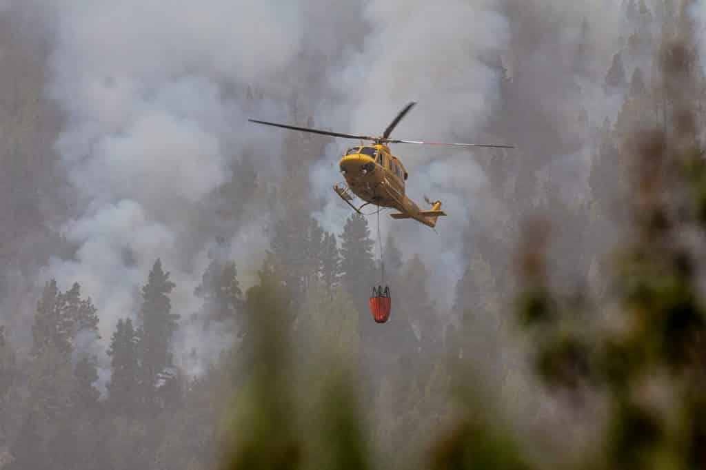 Los helicópteros e hidroaviones han tenido que trabajar a destajo en la ladera de Chanajiga.