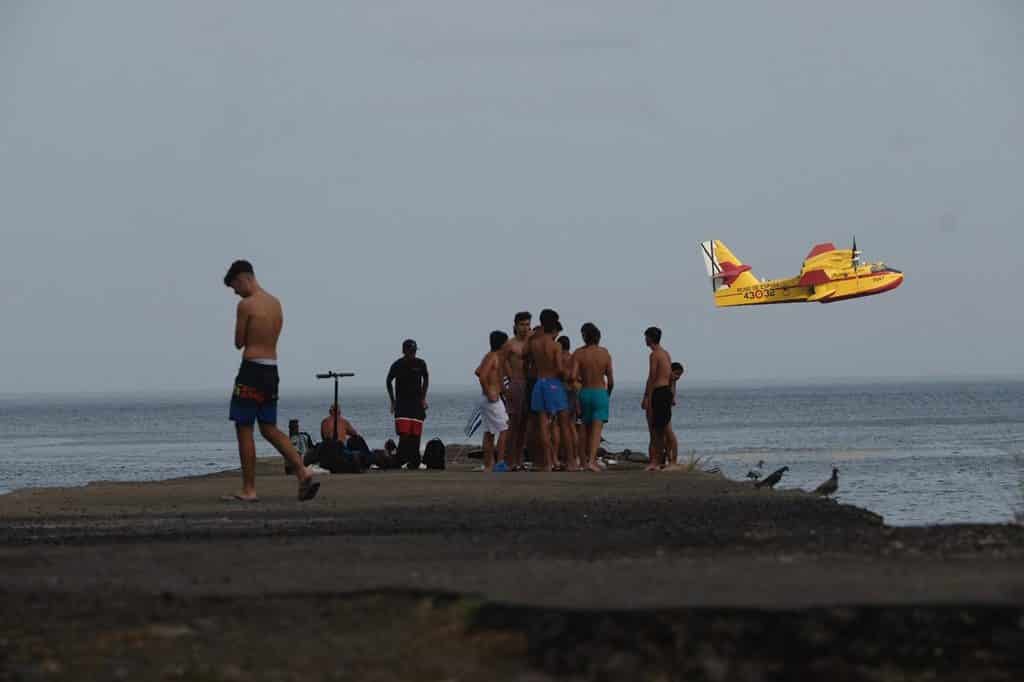 Durante el domingo, además de los efectivos en tierra, trabajaron en el operativo 14 medios aéreos, incluidos dos hidroaviones procedentes de la Península.