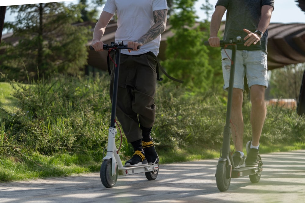 Nueva multa en patinete: la DGT prohíbe usar el teléfono móvil