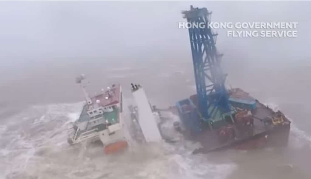 El tifón Chaba provoca que un barco se parta en dos: hay 30 desaparecidos