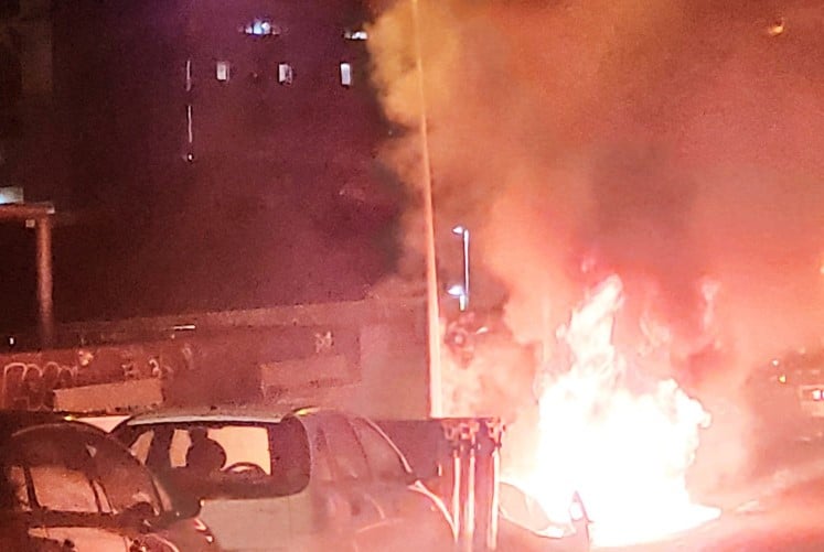 El fuego vuelve a calcinar contenedores en Santa Cruz