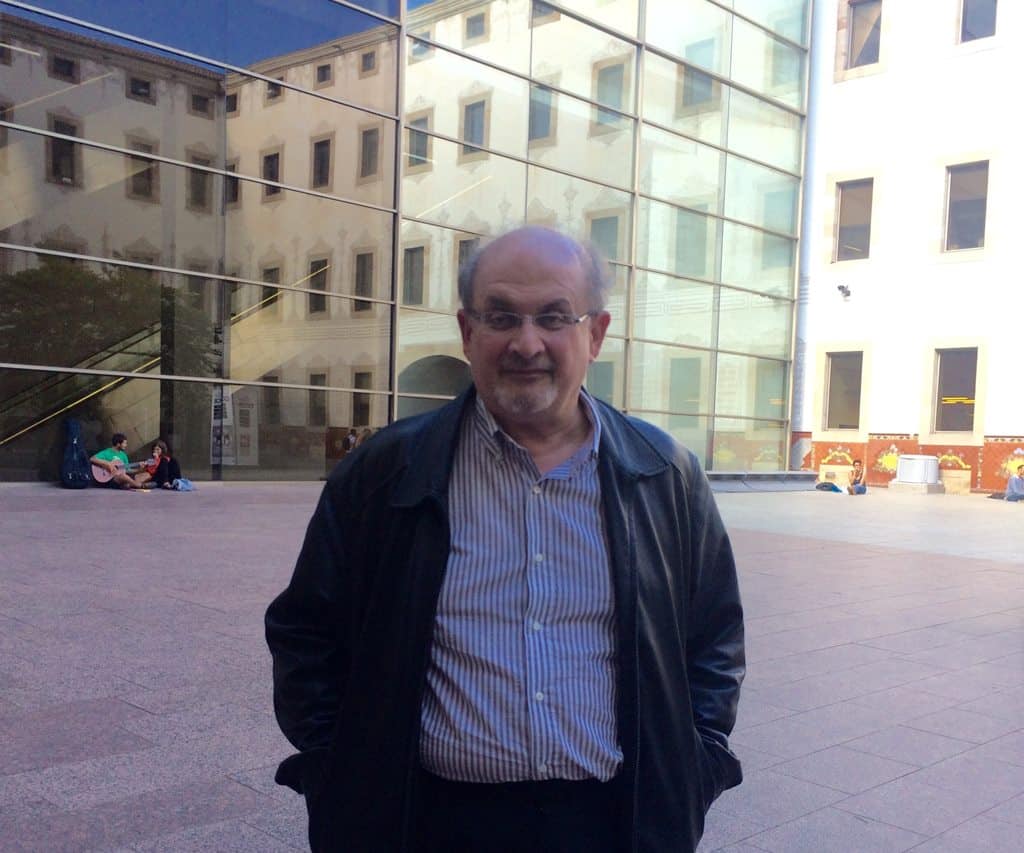Apuñalan al escritor Salman Rushdie durante una presentación en Nueva York
