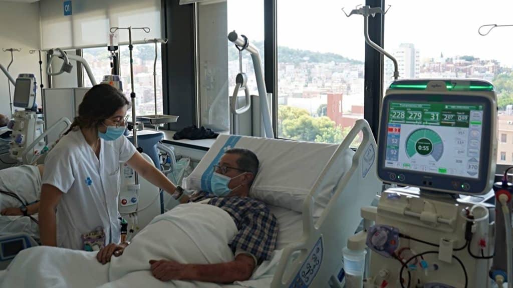 Paciente haciendo una diálisis con una enfermera. / Vall d'Hebron
