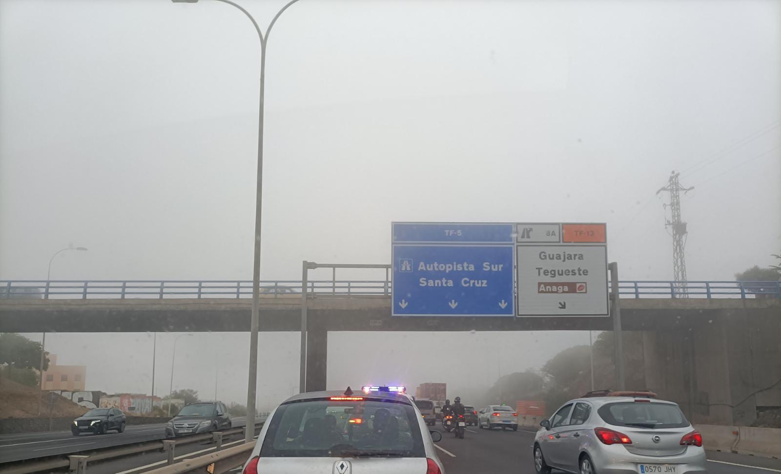 El vuelco de un coche paraliza la autopista TF-5