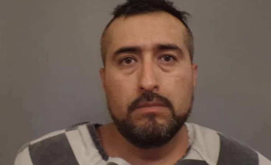 Una niña secuestrada escapa de una casa en la que han encontrado los cuerpos sin vida de su madre y hermano