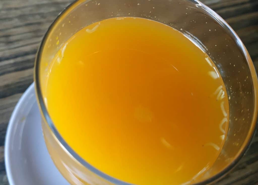 jugo de naranja con gusanos