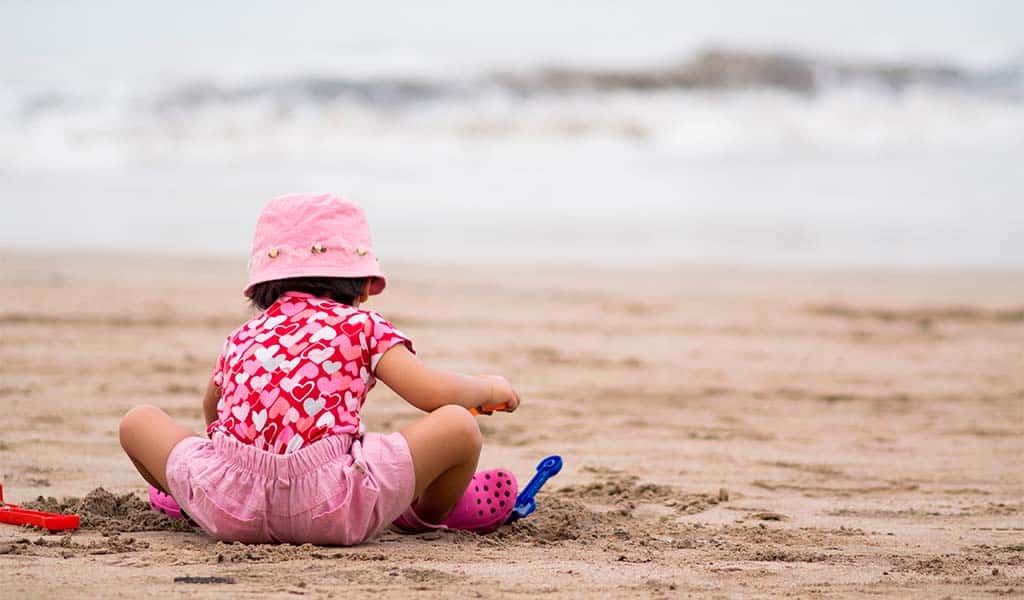 jugar en la playa entre las cosas que hacer con niños en Tenerife 