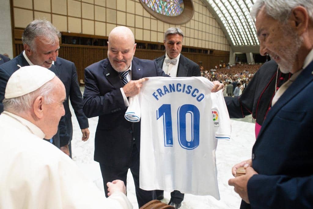 Francisco, el papa más futbolero de la historia, ‘ficha’ por el CD Tenerife