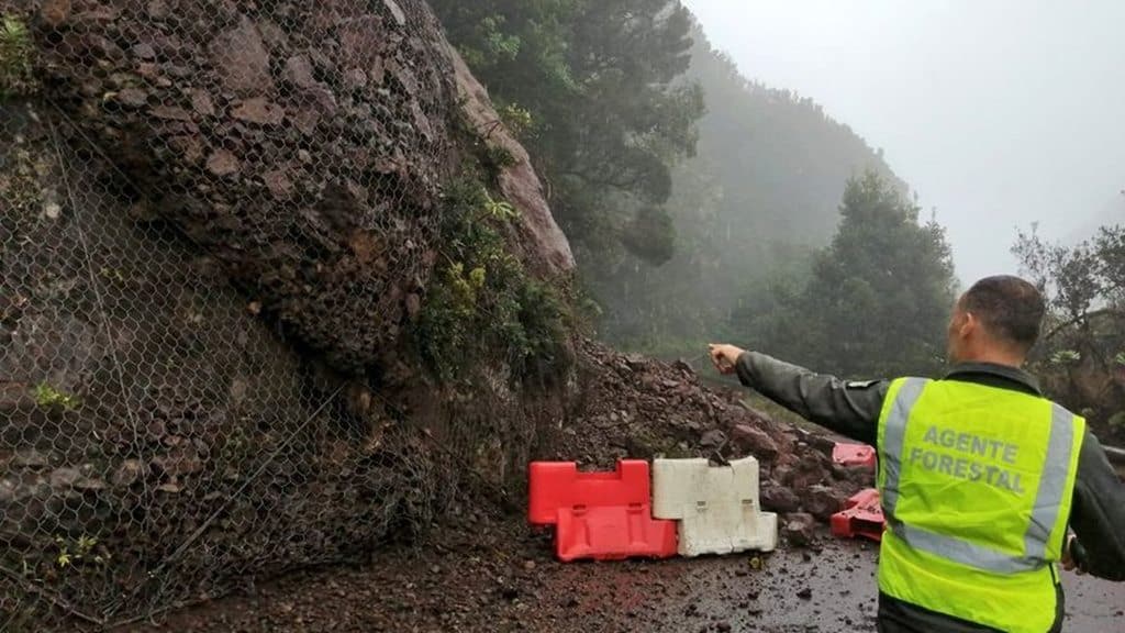 Varias vías de las Islas se vieron ayer afectadas por desprendimientos de rocas debido a las lluvias, como la carretera TF-123, entre el Bailadero y Chamorga. CECOPALSC