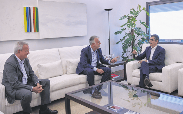 Ángel Víctor Torres (c) conversa con Félix Bolaños ante la mirada de Sebastián Franquis. 