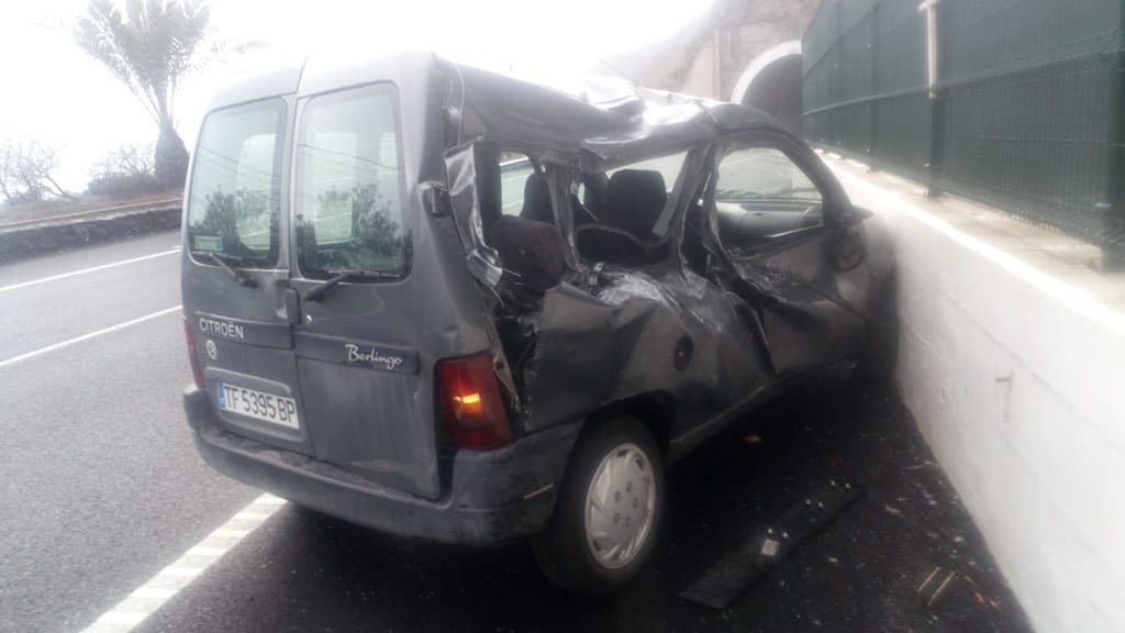Una roca de grandes dimensiones provoca un accidente en Los Realejos