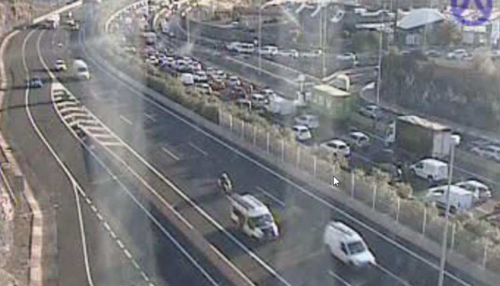 Colapso en la autopista TF-1 por un accidente de tráfico