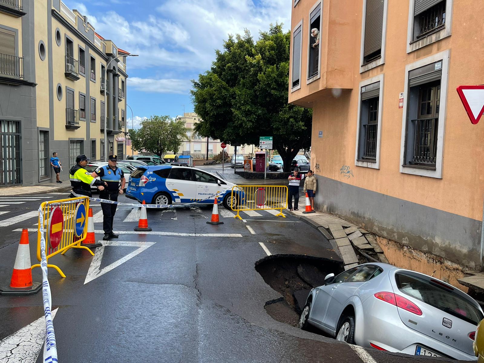 La obra de canalización en la calle que se hundió en La Cuesta estará lista en mayo