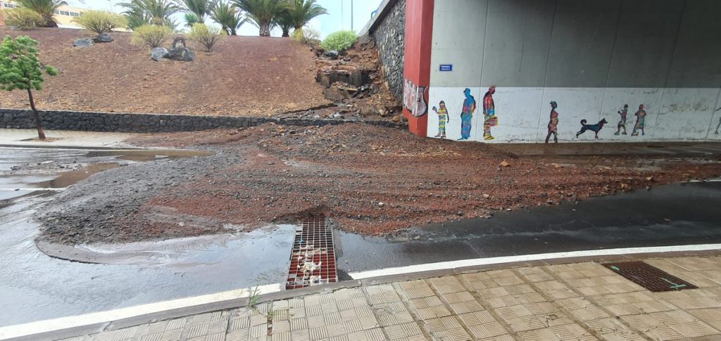 El arrastre del agua deja inoperativo el puente de El Gramal