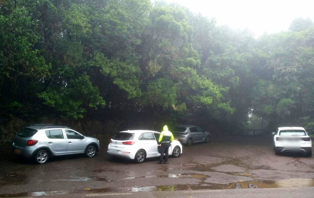 Pillan a un grupo de personas haciendo senderismo en Anaga en plena alerta máxima