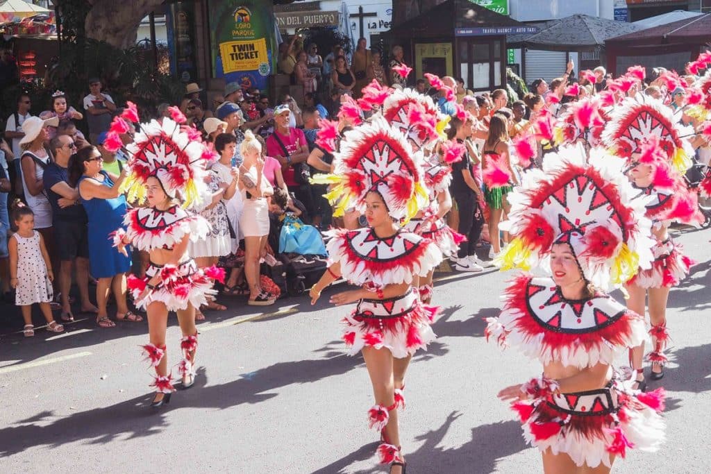 El Puerto de la Cruz pone fin a su Carnaval de Verano con el desfile del Coso. Sergio Méndez