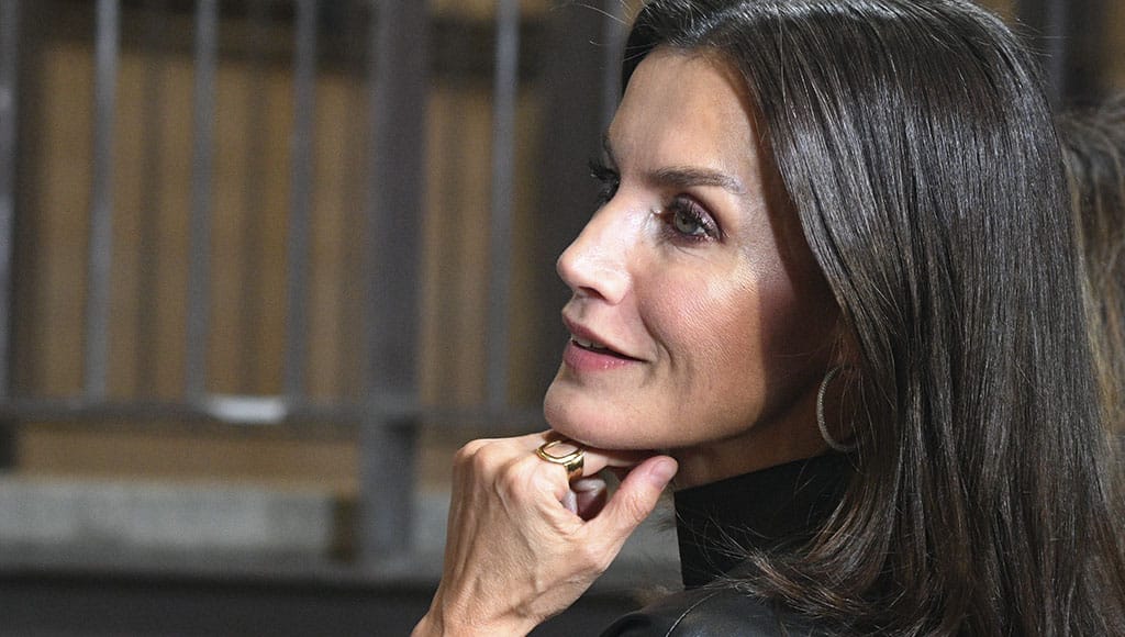 La reina Letizia acompaña a clase a los alumnos de los colegios que arrasó el volcán de La Palma