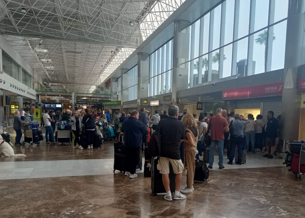 El drama del tinerfeño Moisés: desvían su vuelo al sur pero la compañía los deja en tierra