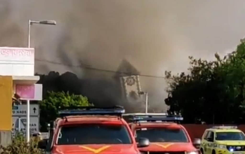La lucha del cura que perdió su iglesia por la erupción de La Palma y del que hizo de la suya un refugio