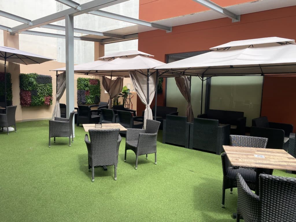 Cafetería El Semáforo: salsa de aguacate y pata asada de nivel