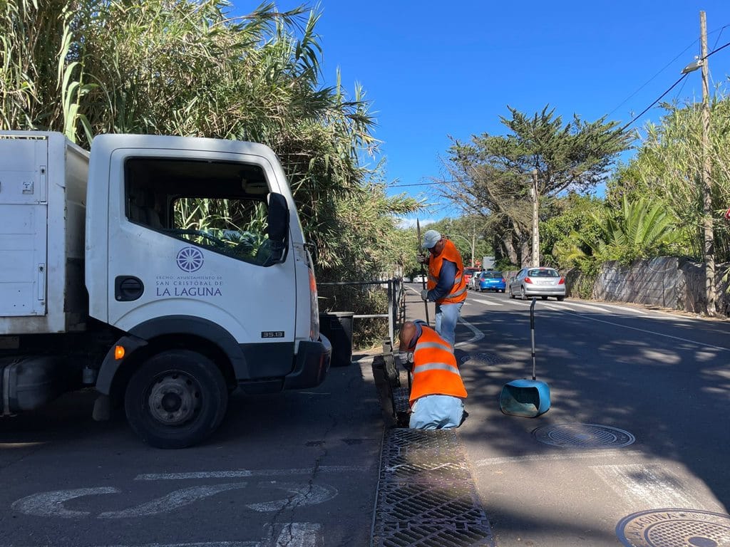 Operarios municipales laguneros revisan el alcantarillado durante la tarde de ayer.